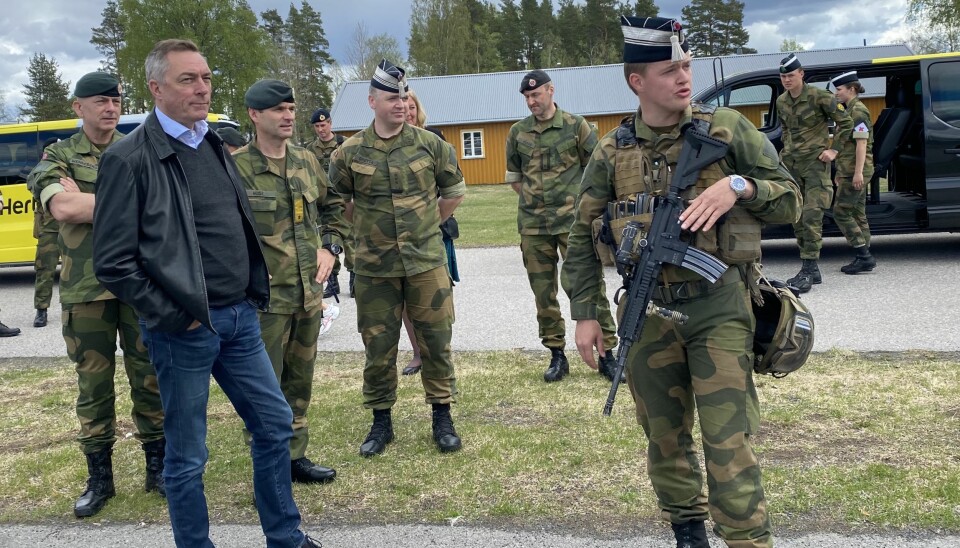 Forsvarsminister Frank Bakke-Jensen besøkte Terningmoen 25. mai.
