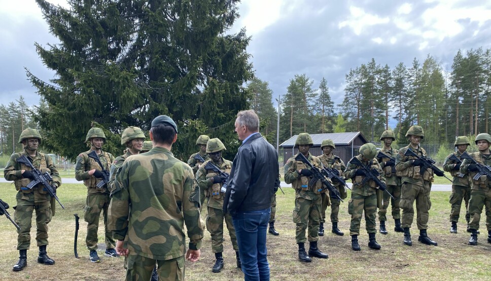 Forsvarsminister Frank Bakke-Jensen besøkte Terningmoen, blant annet for å høre hvordan soldatlivet har vært under koronakrisen.