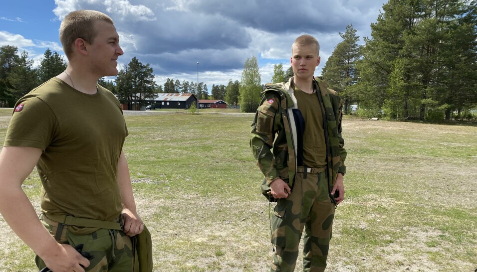 Rekruttene Ulf Omsland (til venstre) og Kasper Moen har ikke sett utsiden av Terningmoen under rekrutten.