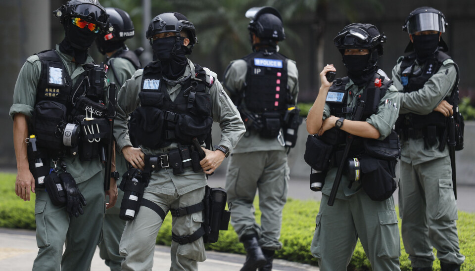 Store politistyrker har slått ring rundt Hongkongs lovgivende forsamling foran behandlingen av en omstridt ny sikkerhetslov.