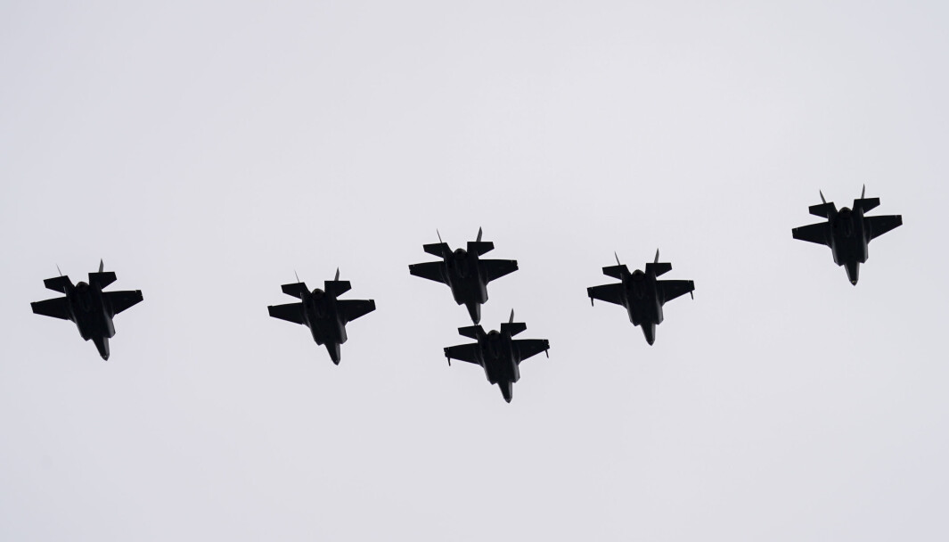 Tirsdag 27. mai landet tre nye F-35 kampfly i Norge. Her flyr F-35 formasjon over Akershus festning under 75-årsmarkeringen for frigjøringen 8. mai. Tirsdag 27. mai landet tre nye F-35 kampfly i Norge. Her flyr F-35 formasjon over Akershus festning under 75-årsmarkeringen for frigjøringen 8. mai.