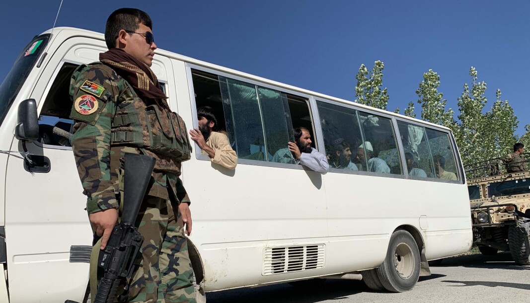 Dette bildet fra 26. mai viser Talibanfanger som snart skal bli løslatt. Afghanistans president Ashraf Ghani sa 24. mai at han ville løslate opp mot 2.000 talibanfanger «som et tegn på velvilje» og som et svar på den tre dager lange våpenhvilen.. Dette bildet fra 26. mai viser Talibanfanger som snart skal bli løslatt. Afghanistans president Ashraf Ghani sa 24. mai at han ville løslate opp mot 2.000 talibanfanger «som et tegn på velvilje» og som et svar på den tre dager lange våpenhvilen..