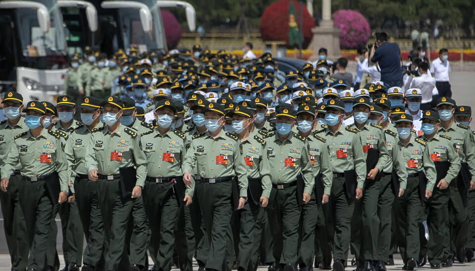 Militære delegater kommer til folkekongressen i Beijing.