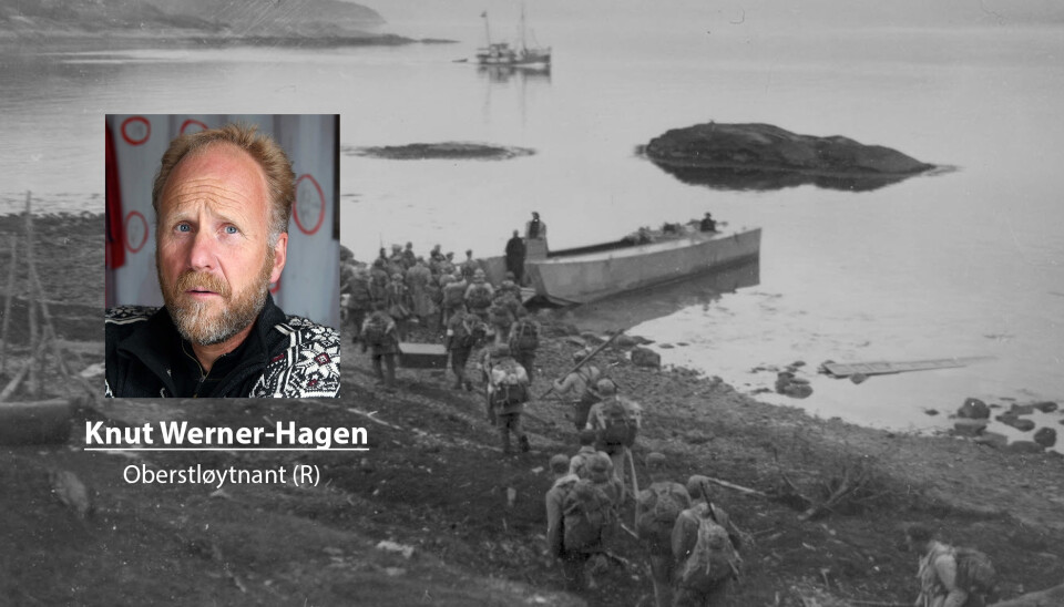 Her ser vi Sambandstroppen i Hyldmobataljonen på vei om bord i landgangsfartøy i Slåttvika nord for Narvik, natt til tirsdag 28. mai 1940. Fotograf var sambandstroppssjefen, fenrik Per Ilsaas.