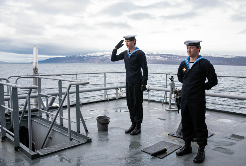 Kystvaktfartøyet KV Harstad skyter salutt i forbindelse med markeringen i Narvik.
