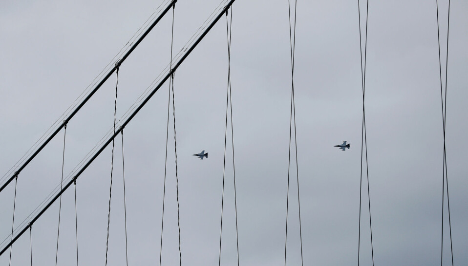 To F-16 jagerfly i formasjon over Veteranplassen i Narvik.