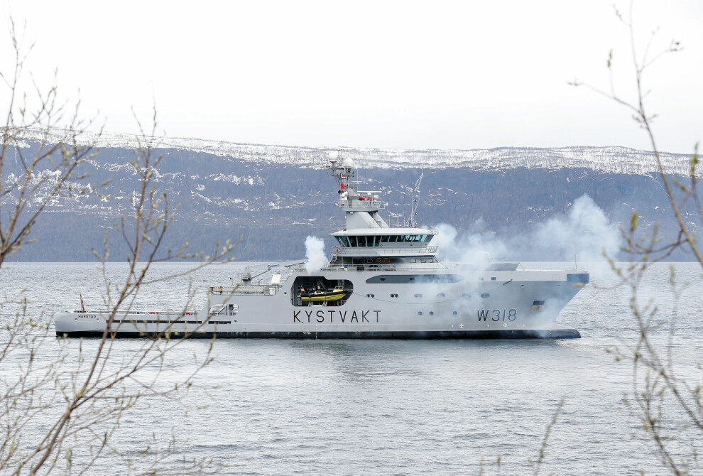 Kystvaktfartøyet KV Harstad skyter salutt i forbindelse med markeringen i Narvik.