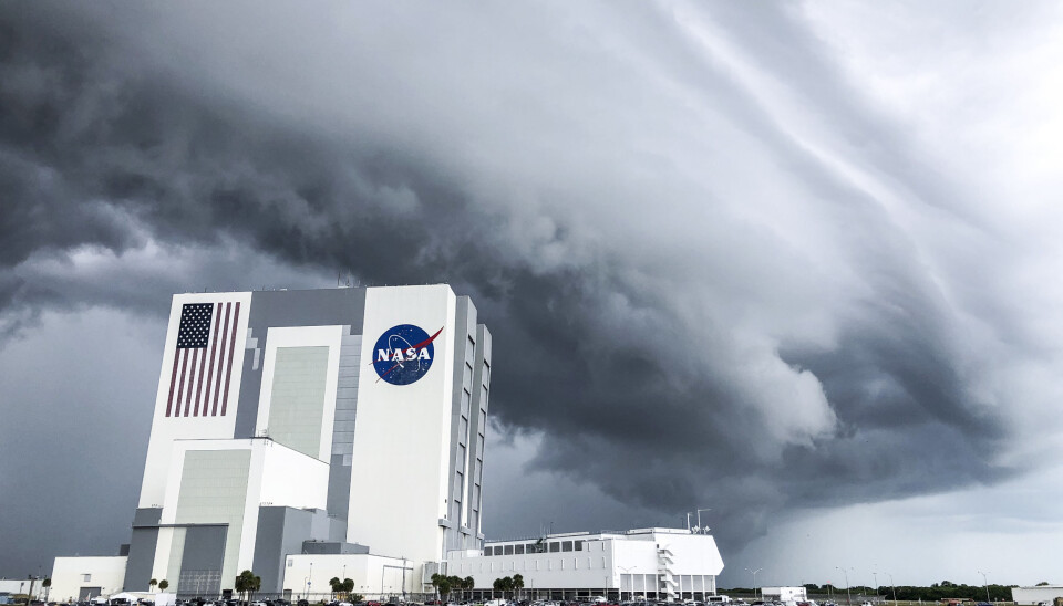 Romraketten Space X står fortsatt på bakken ved Kennedy Space Center etter at været førte til en kansellering av oppskytingen. .