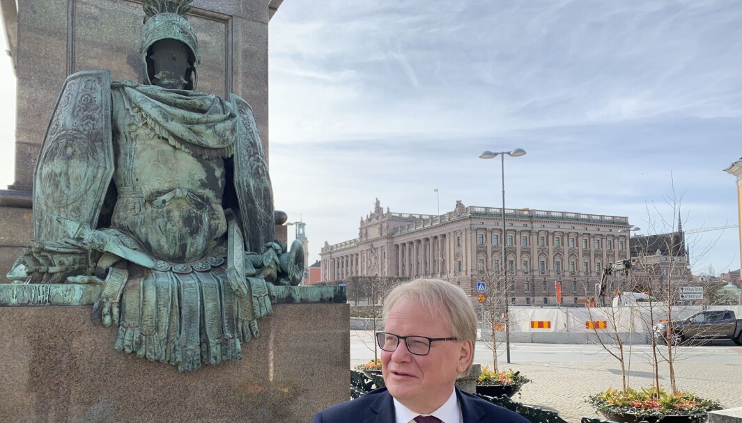 Socialdemokraternas forsvarsminister Peter Hultqvist står ganske alene etter bruddet om det svenske forsvarets langtidsplan. Socialdemokraternas forsvarsminister Peter Hultqvist står ganske alene etter bruddet om det svenske forsvarets langtidsplan.