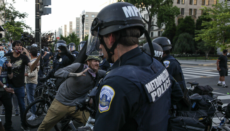 Sikkerhetsstyrker blokkerer en vei i Washington.