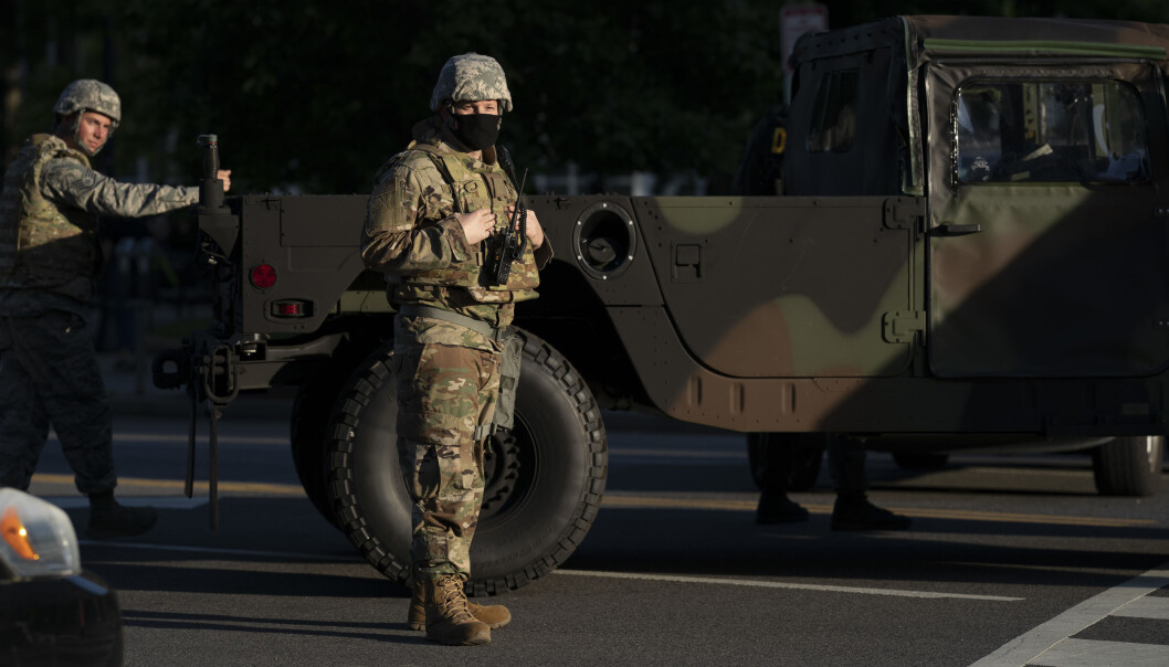 Amerikanske soldater blokkerer en vei under George Floyd-protester mandag 1. juni i Washington D.C. Amerikanske soldater blokkerer en vei under George Floyd-protester mandag 1. juni i Washington D.C.