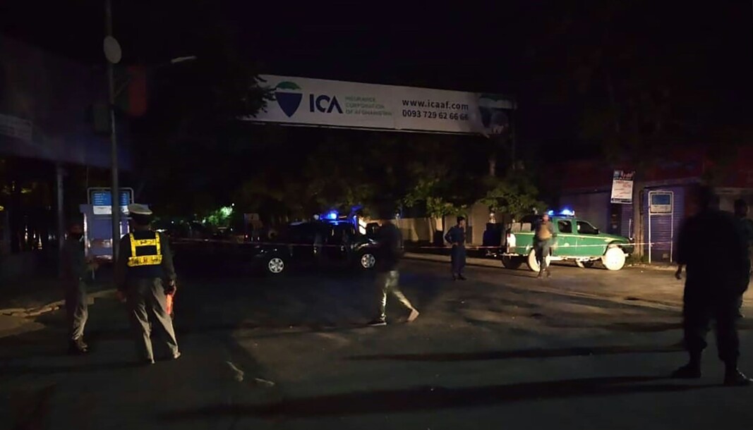 Afghansk sikkerhetspersonell står vakt utenfor Wazir Akbar Khan moskeen etter at den ble angrepet tirsdag 2. juni. Afghansk sikkerhetspersonell står vakt utenfor Wazir Akbar Khan moskeen etter at den ble angrepet tirsdag 2. juni.