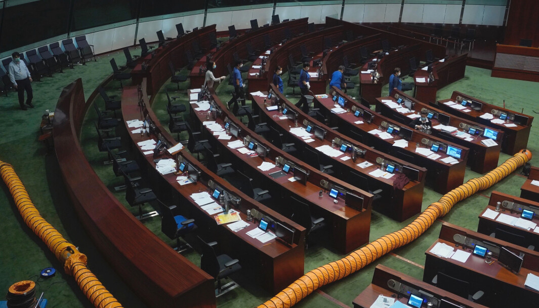 Hongkongs folkevalgte stemmer over det omstridte lovforslaget. Et ventilasjonsrør er lagt gjennom salen etter at en pro-demokratisk representant slapp en kjele med illeluktende væske blant representantene. Hongkongs folkevalgte stemmer over det omstridte lovforslaget. Et ventilasjonsrør er lagt gjennom salen etter at en pro-demokratisk representant slapp en kjele med illeluktende væske blant representantene.