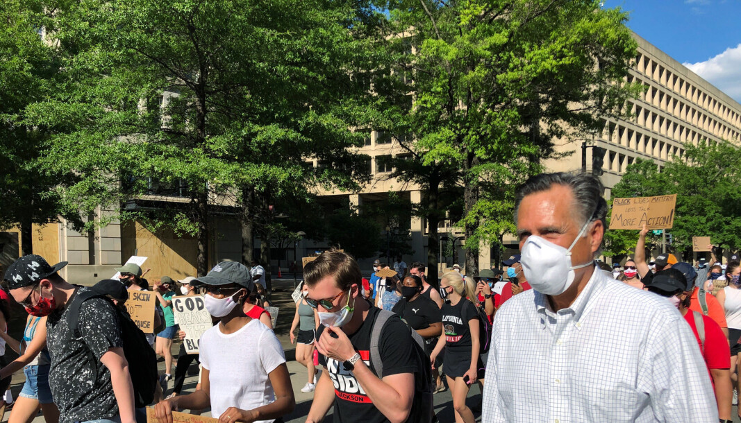 Den republikanske senatoren Mitt Romney gikk Pennsylvania Avenue i Washington D.C. med andre demonstranter fra en kristen gruppering søndag ettermiddag, til støtte for Black Lives Matter-bevegelsen. Den republikanske senatoren Mitt Romney gikk Pennsylvania Avenue i Washington D.C. med andre demonstranter fra en kristen gruppering søndag ettermiddag, til støtte for Black Lives Matter-bevegelsen.