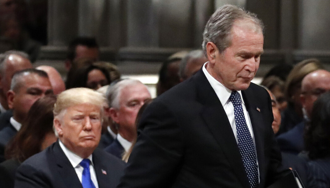 Her er den tidligere republikanske presidenten George W. Bush idet han passerer sittende republikanske president Donald Trump i begravelsen til Bush's far den 5 desember 2018. Her er den tidligere republikanske presidenten George W. Bush idet han passerer sittende republikanske president Donald Trump i begravelsen til Bush's far den 5 desember 2018.