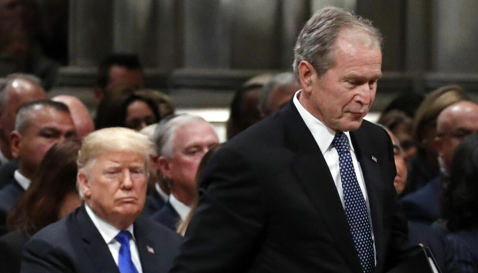 Her er den tidligere republikanske presidenten George W. Bush idet han passerer sittende republikanske president Donald Trump i begravelsen til Bush's far den 5 desember 2018.