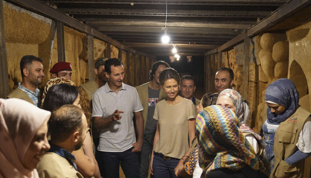 Syrias president Bashar al-Assad og kona Asma besøker en av tunellene under byen Jobar i august 2018. Tunellene ble gravd av opprørere da byen var under beileiring. Syrias president Bashar al-Assad og kona Asma besøker en av tunellene under byen Jobar i august 2018. Tunellene ble gravd av opprørere da byen var under beileiring.