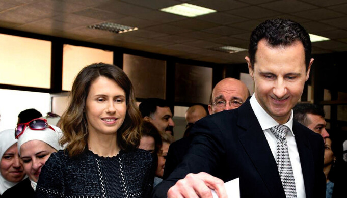 I dette bildet fra 2016 står Asma Assad, ved siden av ektemannen Bashar, idet han stemmer i parlamentsvalget i Damaskus. I dette bildet fra 2016 står Asma Assad, ved siden av ektemannen Bashar, idet han stemmer i parlamentsvalget i Damaskus.