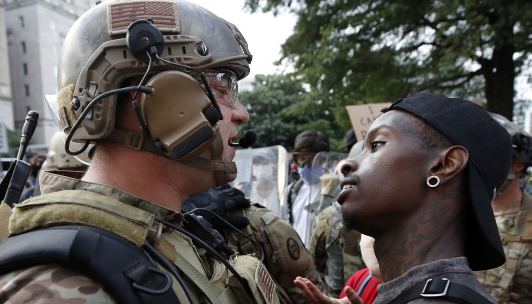 Nasjonalgarden og demonstrantene kom tett på hverandre utenfor Det hvite hus under demonstrasjonene i Washington, og ikke alle bar beskyttelse. Nå er det flere som er koronasmittet. Nasjonalgarden og demonstrantene kom tett på hverandre utenfor Det hvite hus under demonstrasjonene i Washington, og ikke alle bar beskyttelse. Nå er det flere som er koronasmittet.