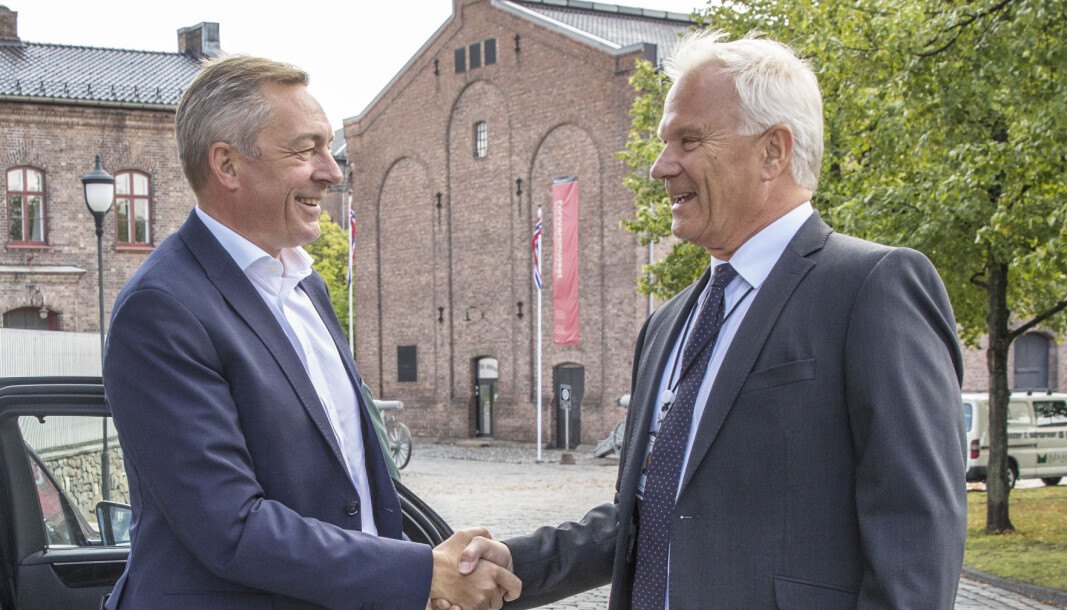Forsvarsminister Frank Bakke-Jensen og administrerende direktør i Forsvarets logistikkorganisasjon (FLO) Petter Jansen. Forsvarsminister Frank Bakke-Jensen og administrerende direktør i Forsvarets logistikkorganisasjon (FLO) Petter Jansen.