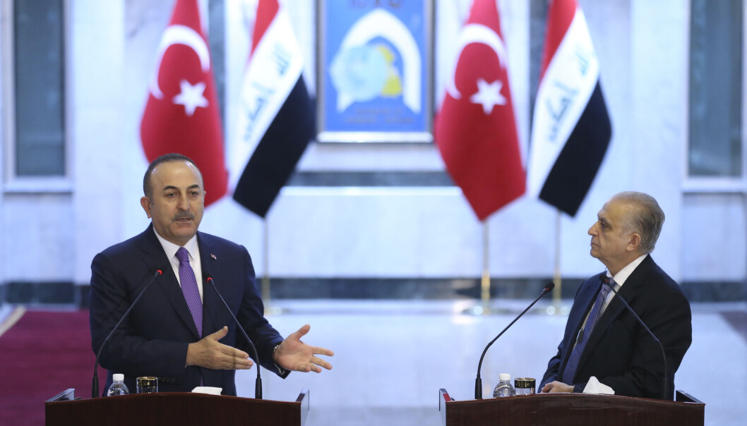 Tyrkias utenriksminister Mevlut Cavusoglu (venstre) snakker til mediene etter en felles pressekonferanse med Iraks utenriksminitser (høyre) i januar 2020. Tyrkias utenriksminister Mevlut Cavusoglu (venstre) snakker til mediene etter en felles pressekonferanse med Iraks utenriksminitser (høyre) i januar 2020.