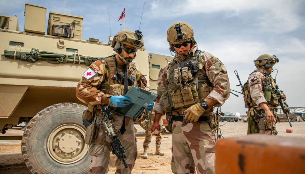 Regjeringen forslår å fjerne plikten til å fratre ved særaldersgrense. Flere uttrykker bekymring for at det vil påvirke slagkraften til Forsvaret. Her ser vi norske soldater i Irak. Regjeringen forslår å fjerne plikten til å fratre ved særaldersgrense. Flere uttrykker bekymring for at det vil påvirke slagkraften til Forsvaret. Her ser vi norske soldater i Irak.