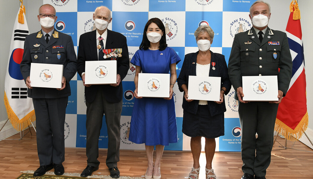 Her ser vi veteraninspektør, generalmajor Finn Kristian Hannestad, president for norske koreaveteraner Nils Egelien, Sør-Koreas ambassadør til Norge Young-sook Nam, leder for Norsk-Koreansk Vennskapsforening Lucie Paus Falck og oberstløytnant Harald-David Meum fra Forsvarets veterantjeneste. Her ser vi veteraninspektør, generalmajor Finn Kristian Hannestad, president for norske koreaveteraner Nils Egelien, Sør-Koreas ambassadør til Norge Young-sook Nam, leder for Norsk-Koreansk Vennskapsforening Lucie Paus Falck og oberstløytnant Harald-David Meum fra Forsvarets veterantjeneste.