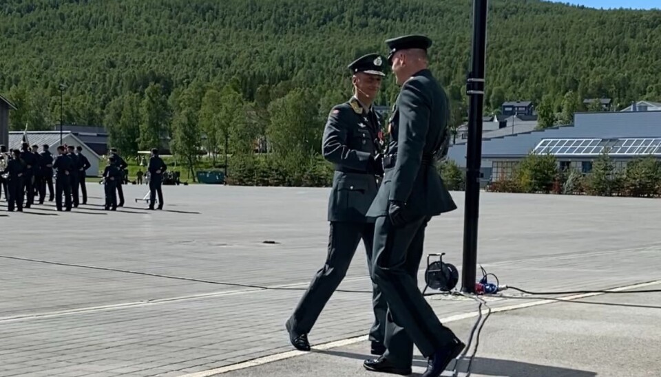 Eirik Kristoffersen og Lars Lervik gir et håndtrykk og et klapp på skulderen i det den ene er trådt av og den andre i ferd med å tre på.