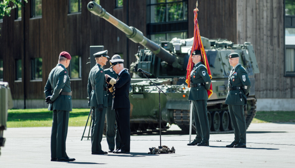 Forsvarssjef Haakon Bruun-Hanssen tildeler generalmajor Eirik Kristoffersen Forsvarets hederskors.