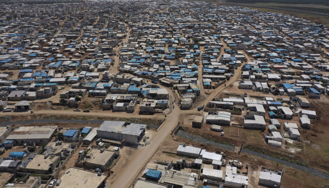 Dette bildet som ble tatt i april, april viser en stor flyktningleir på den syriske siden av grensen til Tyrkia nær byen Atma i Idlib-provinsen. FNs matvareprogram advarer om at landet står på randen av en sultkatastrofe, og at det kan føre til en ny bølge med massemigrasjon fra Syria til Europa dersom hjelpen ikke trappes opp. Dette bildet som ble tatt i april, april viser en stor flyktningleir på den syriske siden av grensen til Tyrkia nær byen Atma i Idlib-provinsen. FNs matvareprogram advarer om at landet står på randen av en sultkatastrofe, og at det kan føre til en ny bølge med massemigrasjon fra Syria til Europa dersom hjelpen ikke trappes opp.