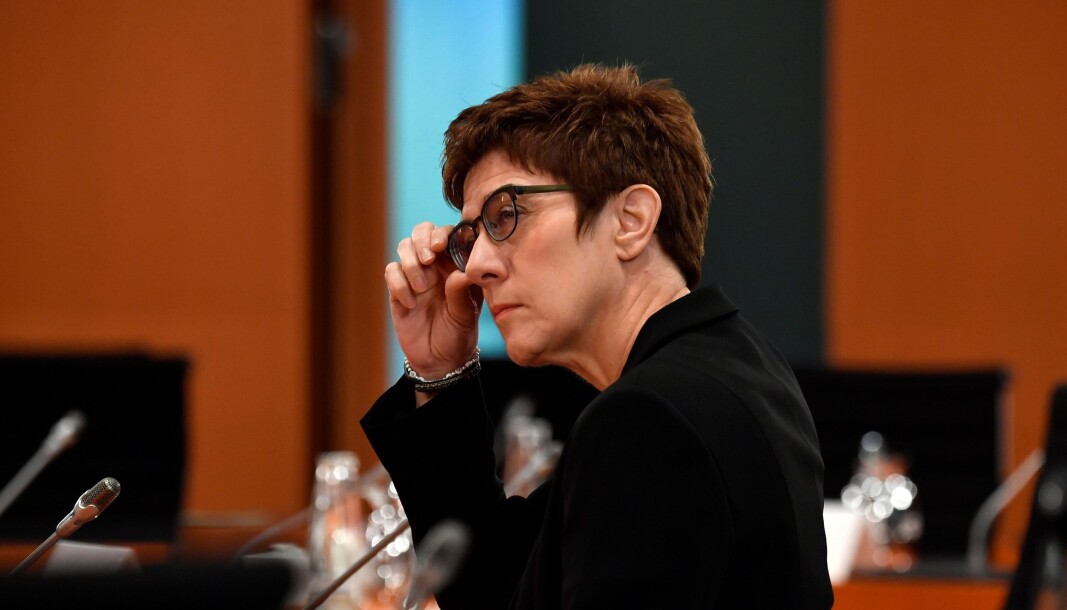 Den tyske forsvarsministeren Annegret Kramp-Karrenbauer har besluttet å legge ned en av avdelingene i den tyske spesialstyrken KSK som følge av avsløringer om ekstreme holdninger og våpenbeslag. Den tyske forsvarsministeren Annegret Kramp-Karrenbauer har besluttet å legge ned en av avdelingene i den tyske spesialstyrken KSK som følge av avsløringer om ekstreme holdninger og våpenbeslag.