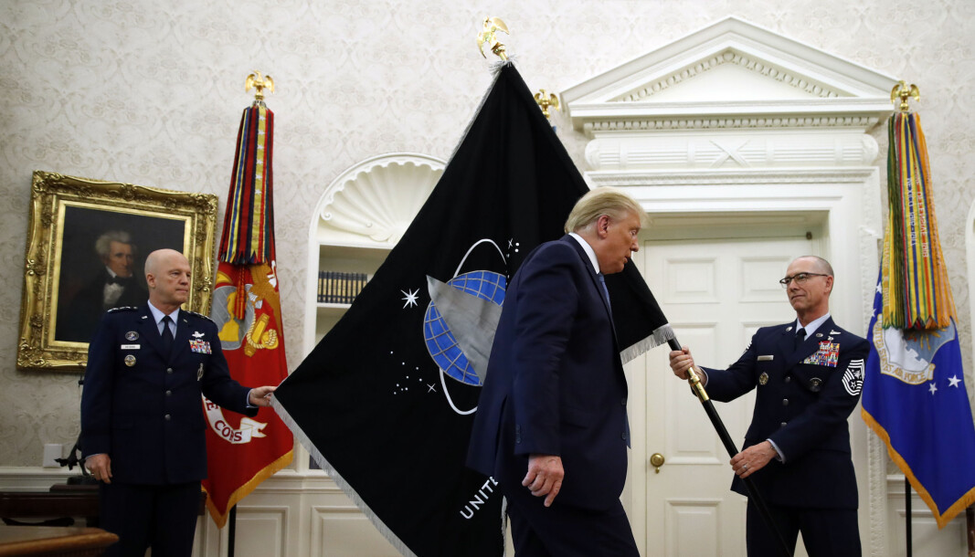 15. mai 2020 ble det nye flagget til romstyrken presentert til USAs president Donald Trump. 15. mai 2020 ble det nye flagget til romstyrken presentert til USAs president Donald Trump.