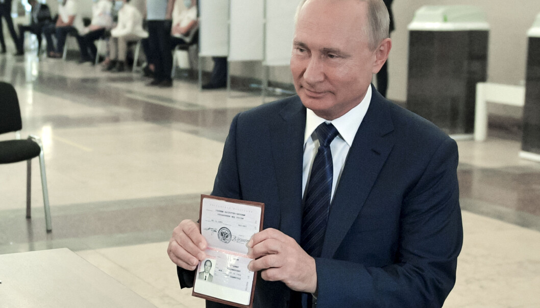 Russlands president Vladimir Putin viser frem passet sitt ved et stemmelokale i Moskva, Russland 1. juli. Russlands president Vladimir Putin viser frem passet sitt ved et stemmelokale i Moskva, Russland 1. juli.