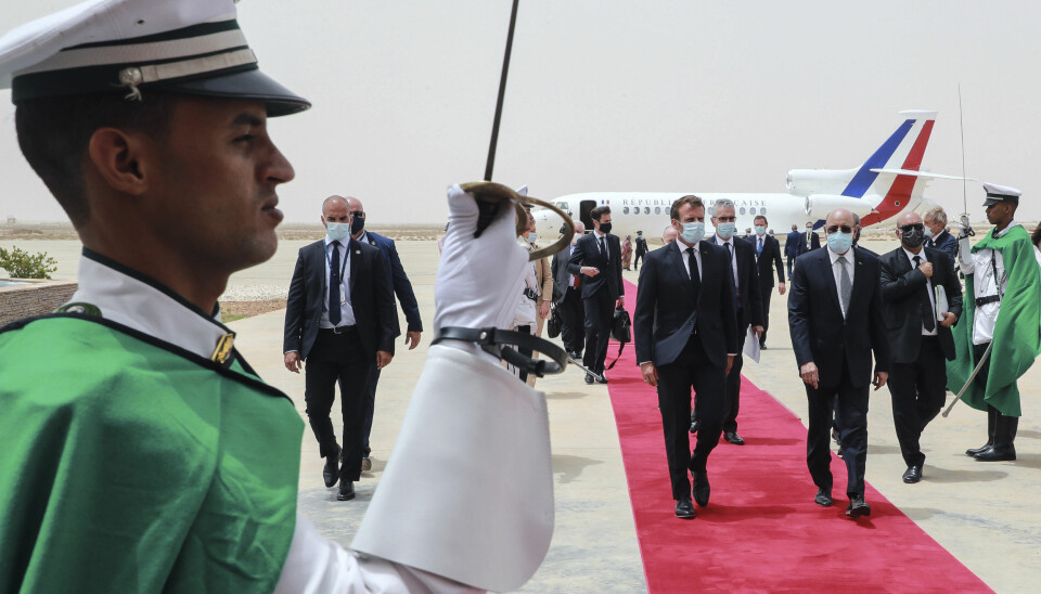 Den franske presidenten Emmanuel Macron (i midten) blir ønsket velkommen av Mauritanias president Mohamed Ould Ghazouani, (til høyre for Macron). Macron er i Mauritania for å delta i et G5 Sahel-toppmøte.