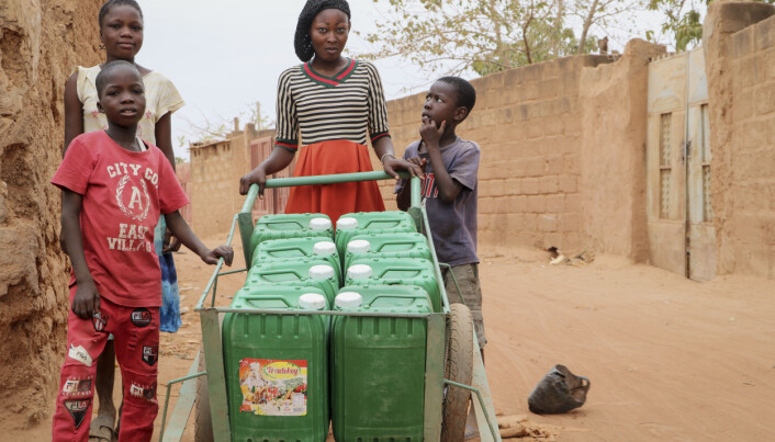 En kvinne i utkanten av Ouagadougou, Burkina Faso henter vann. Det er ikke uvanlig å måtte gå i over en halvtime for å hente vann. Dette må de gjøre flere ganger daglig. En kvinne i utkanten av Ouagadougou, Burkina Faso henter vann. Det er ikke uvanlig å måtte gå i over en halvtime for å hente vann. Dette må de gjøre flere ganger daglig.