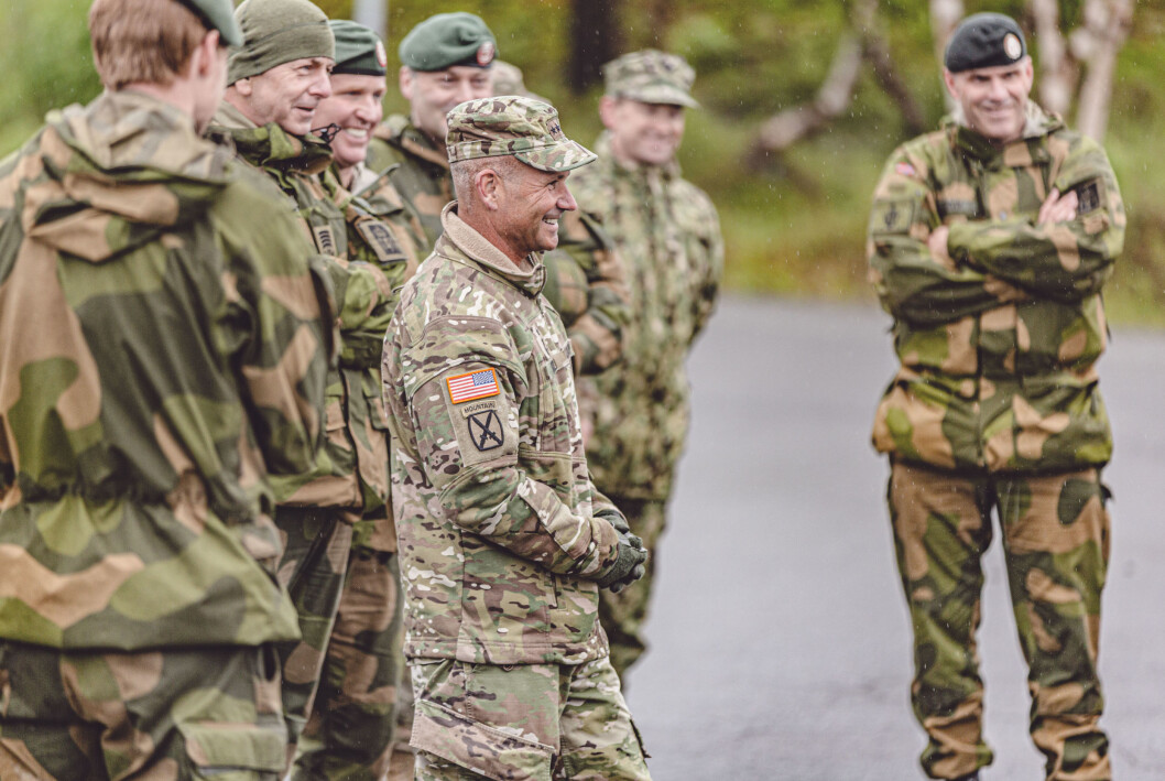 PÅ PORSANGMOEN: Generalløytnant Christopher Cavoli besøkte Porsangmoen og Finnmark landforsvar i juli 2020. Her får han en demonstrasjon av utstyret til Porsanger bataljon sammen med hærsjef Lars Lervik, oberstløytnant Ronny Bratli og daværende sjefssersjant for Hæren, Rune Wenneberg. PÅ PORSANGMOEN: Generalløytnant Christopher Cavoli besøkte Porsangmoen og Finnmark landforsvar i juli 2020. Her får han en demonstrasjon av utstyret til Porsanger bataljon sammen med hærsjef Lars Lervik, oberstløytnant Ronny Bratli og daværende sjefssersjant for Hæren, Rune Wenneberg.