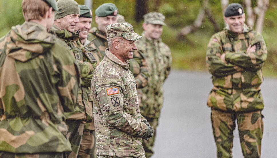 Generalløytnant Christopher Cavoli, som kommanderer United States Army Europe, under et besøk til Porsangmoen leir sammen med hærsjef Lars Lervik (til høyre) torsdag.