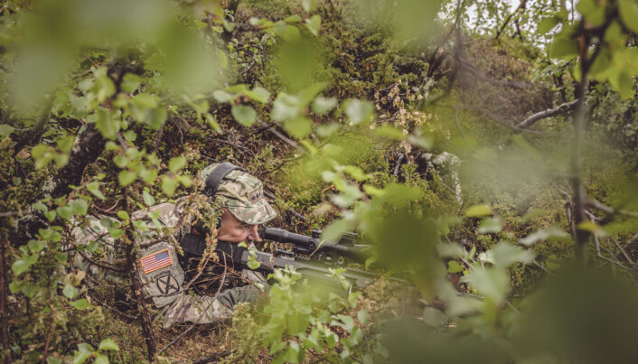 Cavoli fikk prøveskyte en materiellødeleggelsesrifle, under veiledning fra norske vernepliktige soldater. Cavoli fikk prøveskyte en materiellødeleggelsesrifle, under veiledning fra norske vernepliktige soldater.