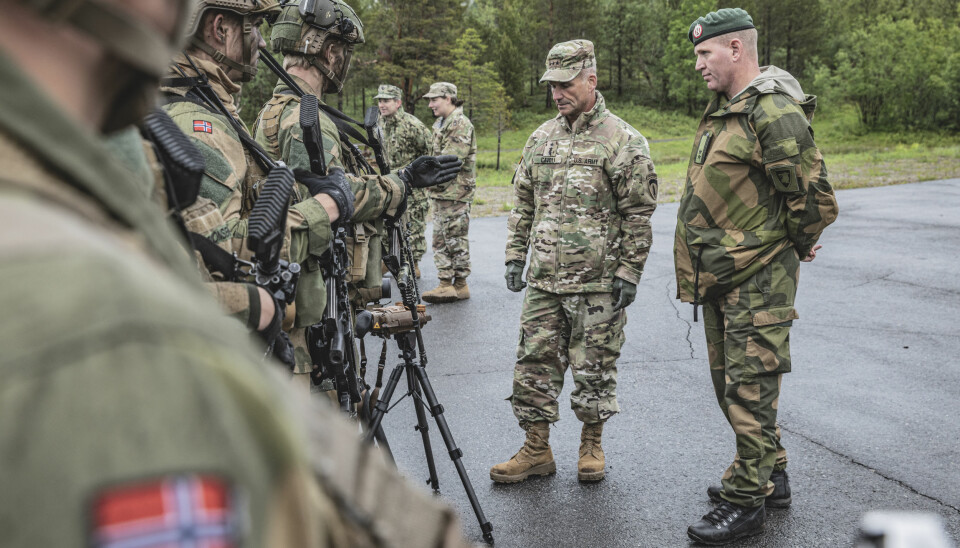 Cavoli tok seg god tid til å snakke med norske vernepliktige soldater. Ved siden av ham står bataljonssjef Ronny Bratli, som leder den nylig opprettede Porsanger bataljon.