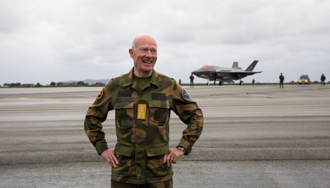 Forsvarssjef Haakon Bruun-Hanssen er blitt tildelt den tyske fortjenstordnen «Großes Verdienstkreuz mit Stern». Her ser vi forsvarssjefen under et besøk på Ørland flystasjon. Forsvarssjef Haakon Bruun-Hanssen er blitt tildelt den tyske fortjenstordnen «Großes Verdienstkreuz mit Stern». Her ser vi forsvarssjefen under et besøk på Ørland flystasjon.
