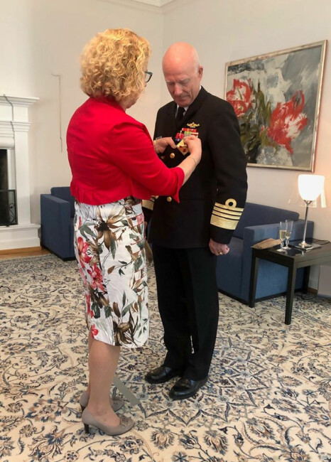 Forsvarssjefens kone Hege festet ordnen på uniformen til Haakon Bruun-Hanssen (Foto: Tysklands Ambassade.