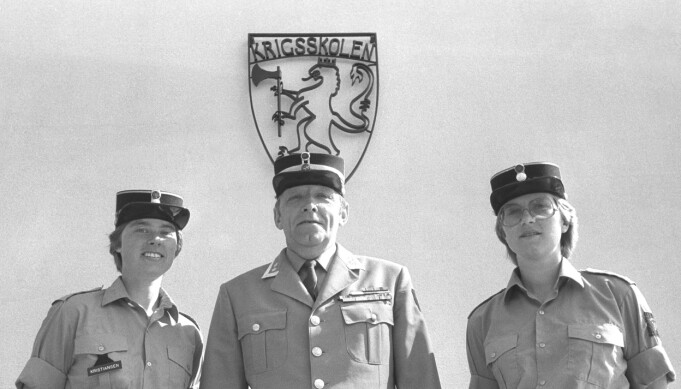 Oslo, juni 1982: For første gang i Krigsskolens 232 år lange historie blir det det året uteksaminert kvinnelige løytnanter. Her er krigsskolesjef Arne Pran med Vigdis Fjeldstad (t.h.) og Grete Kristiansen. Oslo, juni 1982: For første gang i Krigsskolens 232 år lange historie blir det det året uteksaminert kvinnelige løytnanter. Her er krigsskolesjef Arne Pran med Vigdis Fjeldstad (t.h.) og Grete Kristiansen.