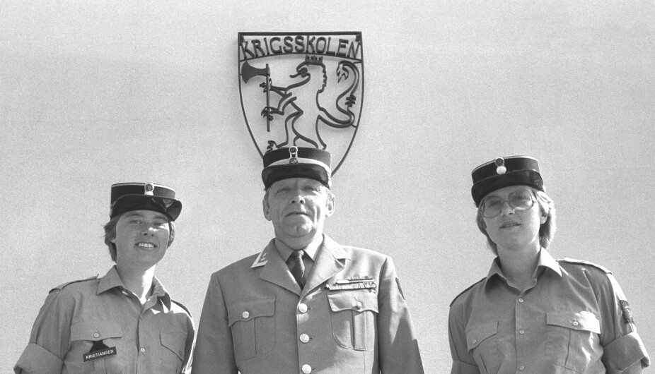 Oslo, juni 1982: For første gang i Krigsskolens 232 år lange historie blir det det året uteksaminert kvinnelige løytnanter. Her er krigsskolesjef Arne Pran med Vigdis Fjeldstad (t.h.) og Grete Kristiansen.