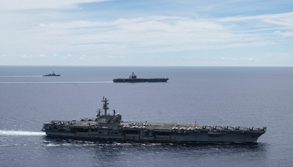 Hangarskipa USS Ronald Reagan (fremst) og USS Nimitz (i bakgrunnen) seglar saman i formasjon i Sørkinahavet måndag. Ekspertar åtvarar om at risikoen for militær konflikt mellom USA og Kina er større enn nokon gong, med stadig høgare spenning i Sørkinahavet.