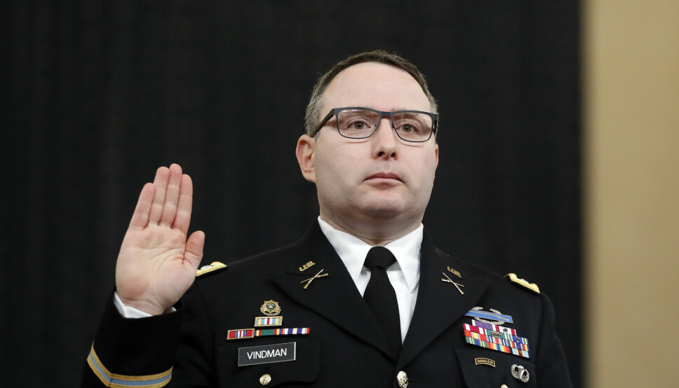 Oberstløytnant Alexander Vindman tas i ed under riksrettssaken mot president Donald Trump. Nå forlater han hæren som følge av Trumps mobbing.