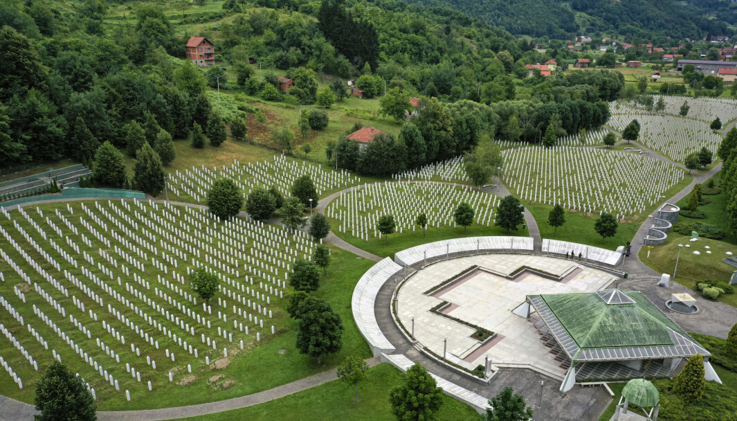 Gravsteinene er mange utenfor minnestedet i Potocari, nær Srebrenica. Nå er det 25 år siden over 8.000 bosniske muslimer ble brutalt slaktet ned av bosnisk-serbiske styrker. Gravsteinene er mange utenfor minnestedet i Potocari, nær Srebrenica. Nå er det 25 år siden over 8.000 bosniske muslimer ble brutalt slaktet ned av bosnisk-serbiske styrker.