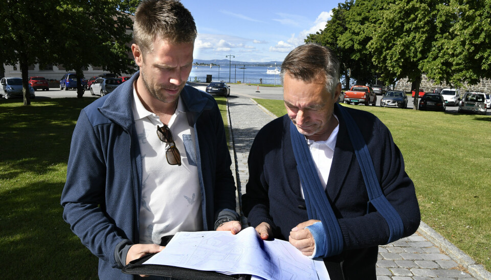 Kai Jellum og forsvarsminister Frank Bakke-Jensen, studerer plantegningene til monumentet.