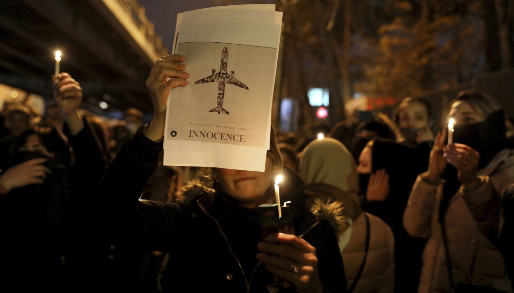 Iranere demonstrerte mot myndighetene i hovedstaden Teheran tre dager etter at et passasjerfly, med blant annet 82 iranere, ble skutt ned ved en feil av det iranske forsvaret. Iranere demonstrerte mot myndighetene i hovedstaden Teheran tre dager etter at et passasjerfly, med blant annet 82 iranere, ble skutt ned ved en feil av det iranske forsvaret.
