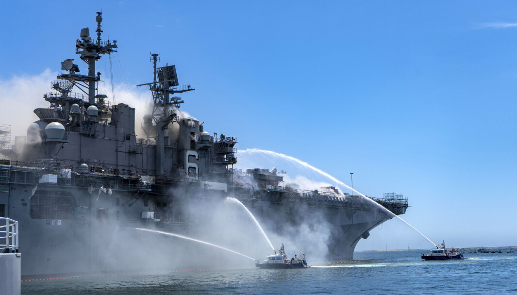 Politibåter jobber med brannslukking i San Diego havn. Politibåter jobber med brannslukking i San Diego havn.