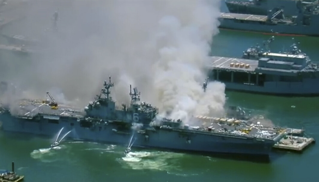 USS Bonhomme Richard sett fra luften. USS Bonhomme Richard sett fra luften.